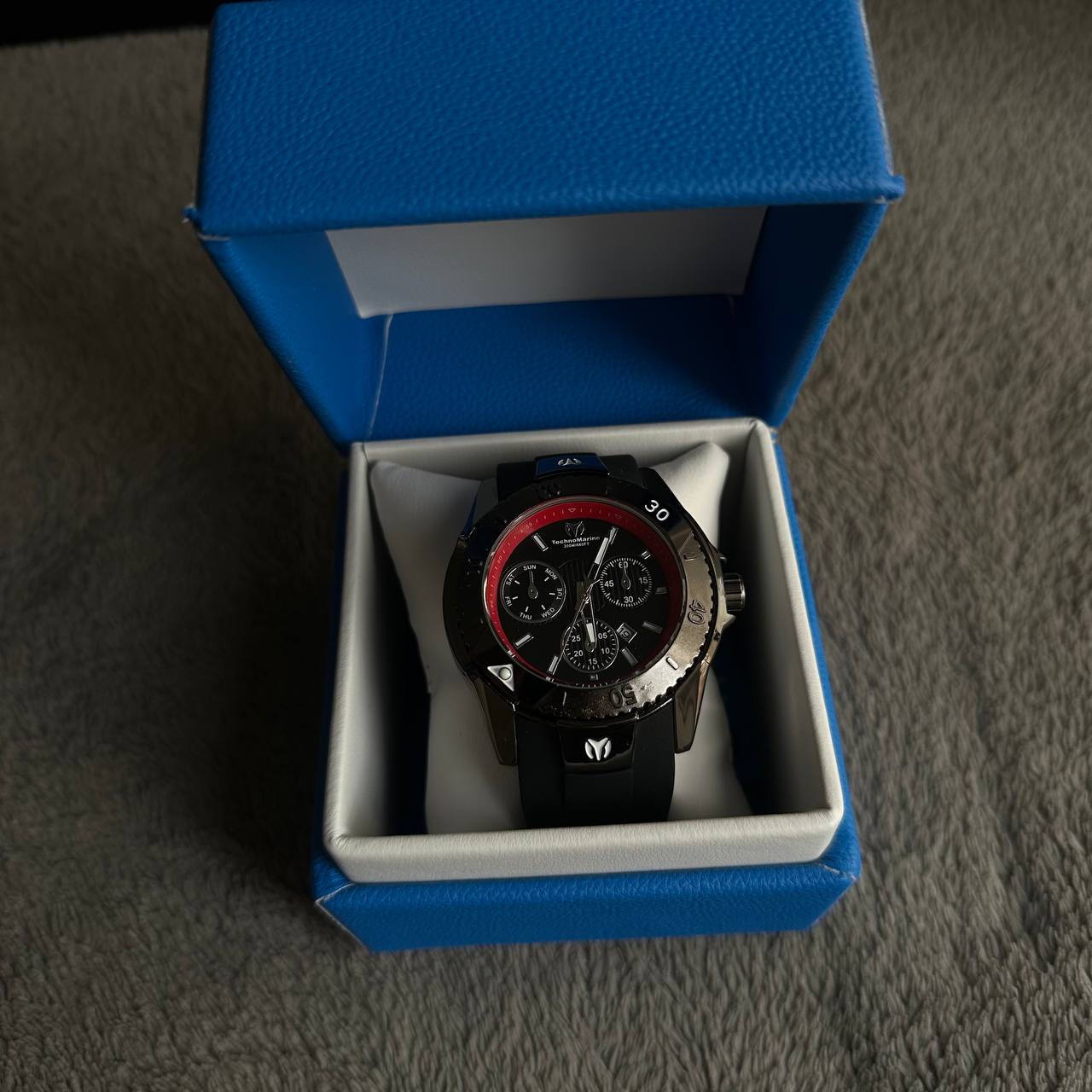 Technomarine UF6 2025 Negro Tablero Negro - Rojo + Caja de lujo - Imagen 3